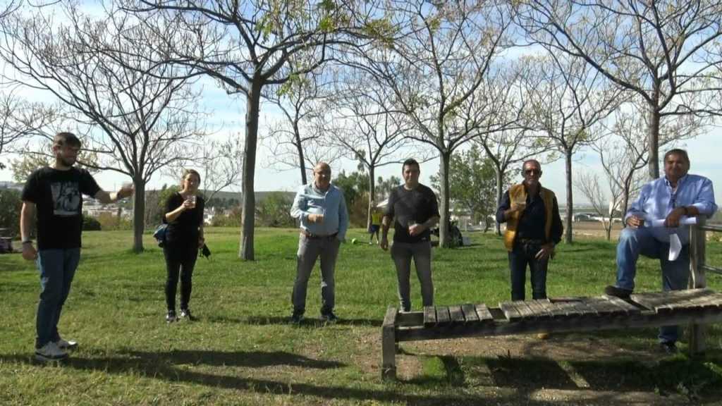 Brindis de los poetas participantes en la grabación de los videos para la Antología Incompleta de la Poesía de Morón; Una Cuestión de Carácter, en el Parque Canilla.