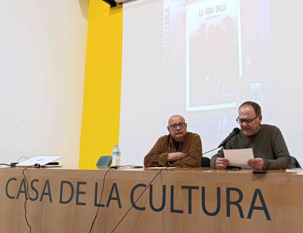 Manuel Pérez presentando La Hora Bruja